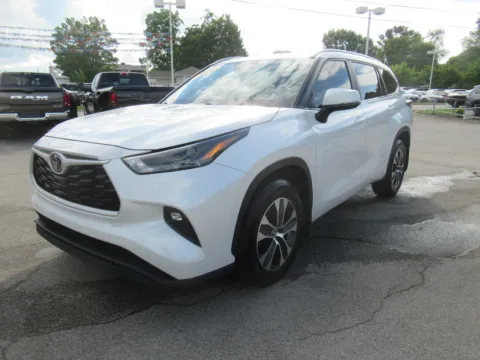 White 2024 Toyota Highlander XLE for sale in Jefferson City, TN