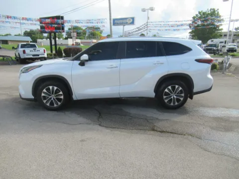 Photos of 2024 Toyota Highlander XLE for sale in Jefferson City, TN at Farris Motor Company - Jefferson City