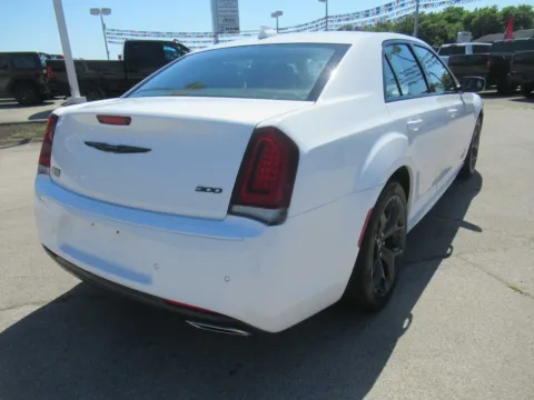 More photos of 2022 Chrysler 300 Touring L at Farris Motor Company - Jefferson City, TN