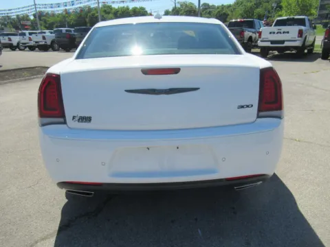 More photos of 2022 Chrysler 300 Touring L at Farris Motor Company - Jefferson City, TN