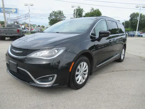 Black 2017 Chrysler Pacifica Touring-L for sale in Jefferson City, TN