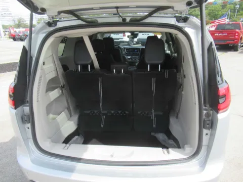More photos of 2023 Chrysler Pacifica Touring L at Farris Motor Company - Jefferson City, TN