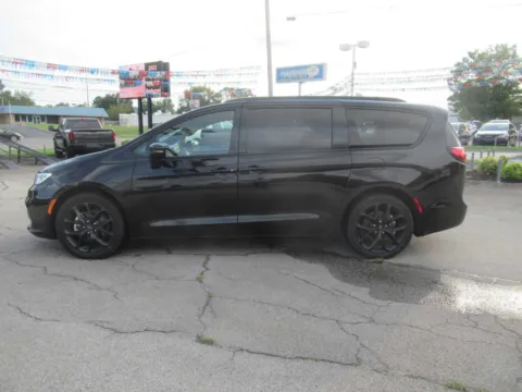 Photos of 2025 Chrysler Pacifica Limited for sale in Jefferson City, TN at Farris Motor Company - Jefferson City