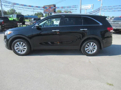 Photos of 2018 Kia Sorento LX for sale in Jefferson City, TN at Farris Motor Company - Jefferson City