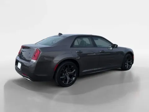 More photos of 2022 Chrysler 300 Touring L at Farris Motor Company - Jefferson City, TN