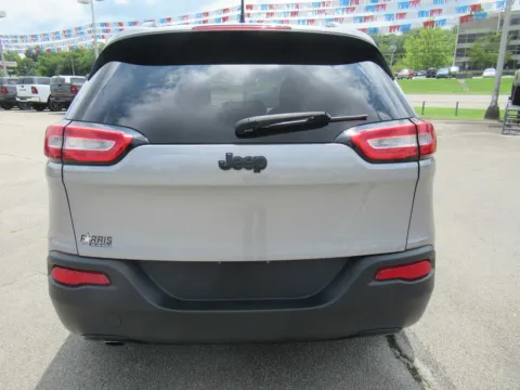 More photos of 2017 Jeep Cherokee Altitude at Farris Motor - Jefferson City, TN