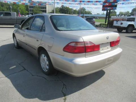 More photos of 2000 Honda Accord LX at Farris Motor - Jefferson City, TN