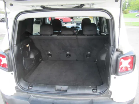 More photos of 2022 Jeep Renegade Latitude at Farris Motor - Jefferson City, TN