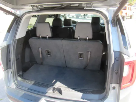 More photos of 2023 GMC Acadia SLT at Farris Motor - Jefferson City, TN