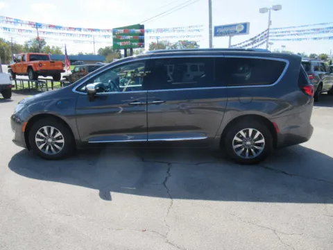 Photos of 2019 Chrysler Pacifica Hybrid Limited for sale in Jefferson City, TN at Farris Motor - Jefferson City