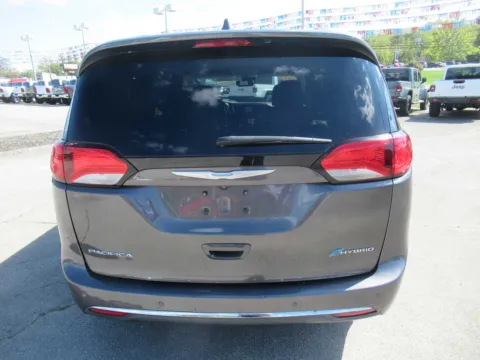 More photos of 2019 Chrysler Pacifica Hybrid Limited at Farris Motor - Jefferson City, TN