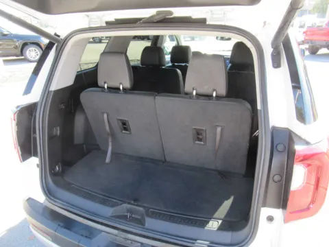 More photos of 2023 GMC Acadia SLT at Farris Motor - Jefferson City, TN