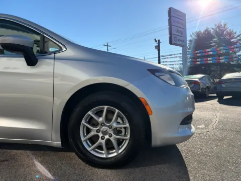 More photos of 2022 Chrysler Voyager LX at Farris Jeep - Morristown, TN