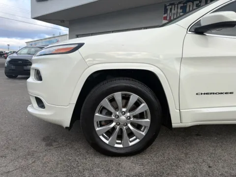 Photos of 2018 Jeep Cherokee Overland for sale in Morristown, TN at Farris Jeep - Morristown