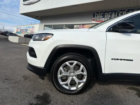 Photos of 2024 Jeep Compass Latitude for sale in Morristown, TN at Farris Jeep - Morristown