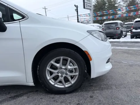 More photos of 2022 Chrysler Voyager LX at Farris Jeep - Morristown, TN