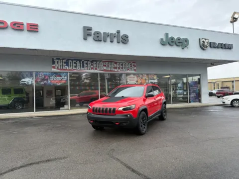 Photos of 2019 Jeep Cherokee Trailhawk Elite for sale in Morristown, TN at Farris Jeep - Morristown
