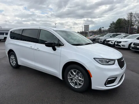 More photos of 2026 Chrysler Pacifica Select at Farris Jeep - Morristown, TN