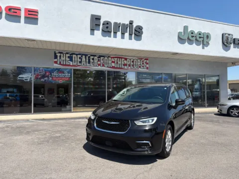 Photos of 2023 Chrysler Pacifica Touring L for sale in Morristown, TN at Farris Jeep - Morristown