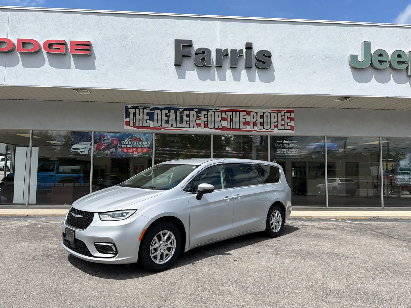 2023 Chrysler Pacifica Touring L's photo