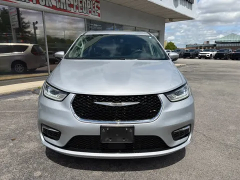 More photos of 2023 Chrysler Pacifica Touring L at Farris Jeep - Morristown, TN