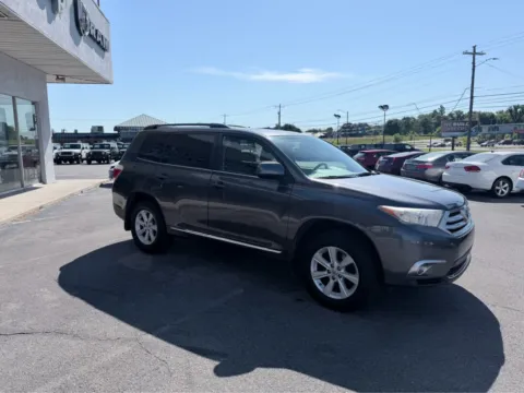 More photos of 2012 Toyota Highlander SE at Farris Jeep - Morristown, TN