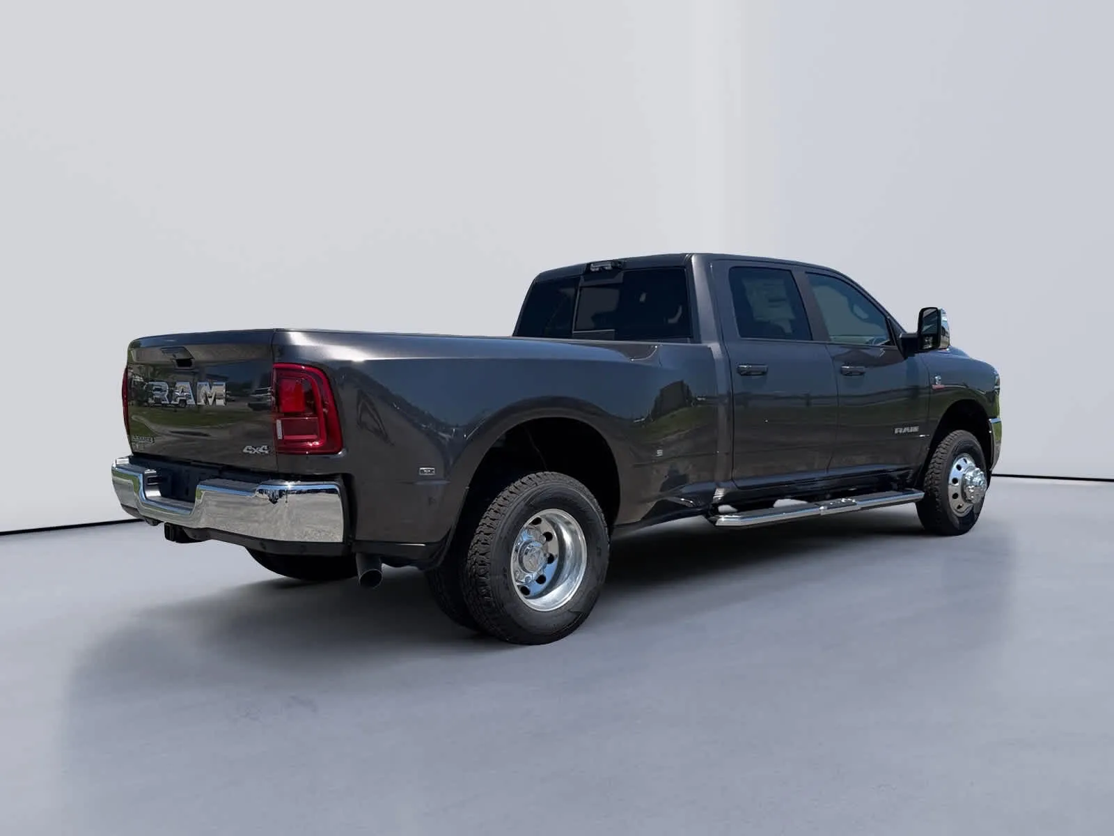 2026 RAM 3500 Laramie - Photo 5