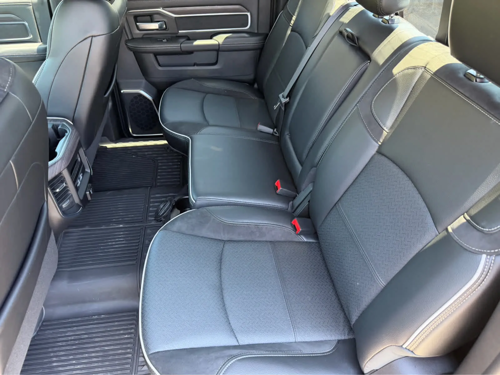 2026 RAM 3500 Laramie - Photo 24
