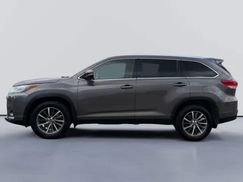 Photos of 2019 Toyota Highlander XLE for sale in Morristown, TN at Farris Jeep - Morristown
