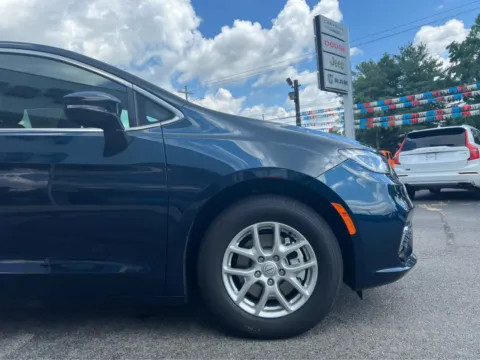 More photos of 2025 Chrysler Pacifica Select at Farris Jeep - Morristown, TN