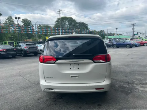 More photos of 2017 Chrysler Pacifica LX at Farris Jeep - Morristown, TN