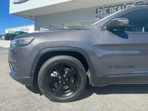 Photos of 2019 Jeep Cherokee Altitude for sale in Morristown, TN at Farris Jeep - Morristown
