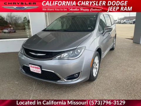 Silver 2019 Chrysler Pacifica Limited for sale in California, MO