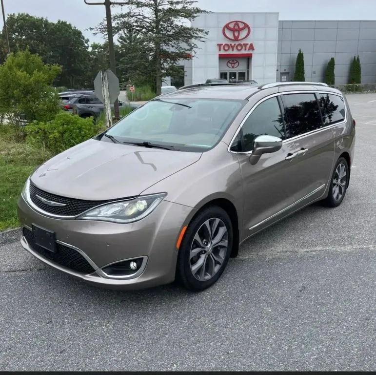 2018 Chrysler Pacifica Limited Minivan 4D