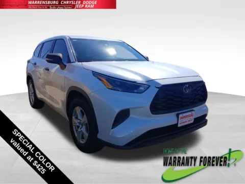 Gray 2023 Toyota Highlander L for sale in Warrensburg, MO