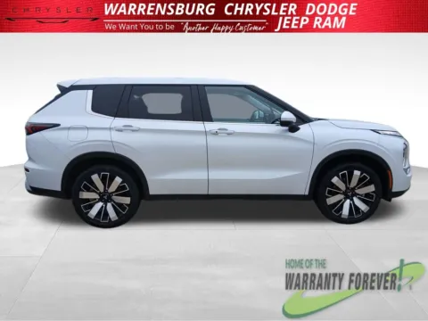 Photos of 2025 Mitsubishi Outlander SE for sale in Warrensburg, MO at Warrensburg Chrysler Dodge Jeep Ram Fiat