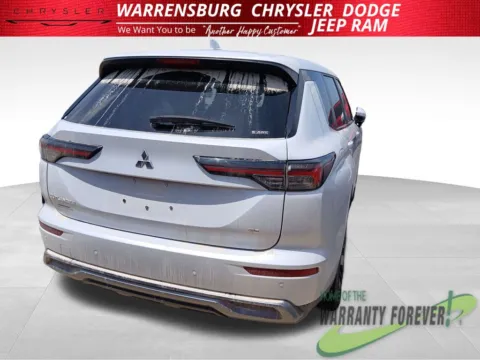 Photos of 2025 Mitsubishi Outlander SE for sale in Warrensburg, MO at Warrensburg Chrysler Dodge Jeep Ram Fiat
