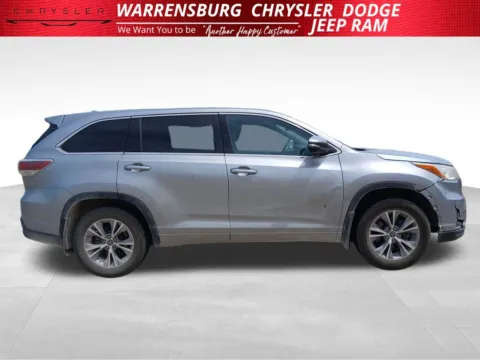 Photos of 2016 Toyota Highlander LE Plus V6 for sale in Warrensburg, MO at Warrensburg Chrysler Dodge Jeep Ram Fiat