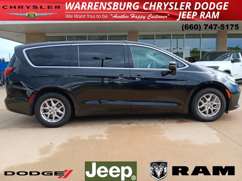 Used 2023 Chrysler Pacifica Touring L with VIN 2C4RC1BG8PR532305 for sale in Kansas City