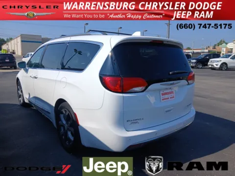 More photos of 2017 Chrysler Pacifica Limited at Warrensburg Chrysler Dodge Jeep Ram Fiat, MO