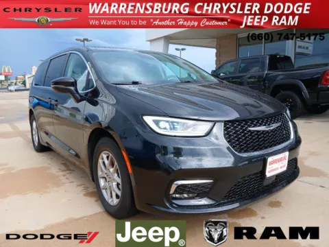 Black 2023 Chrysler Pacifica Touring L for sale in Warrensburg, MO