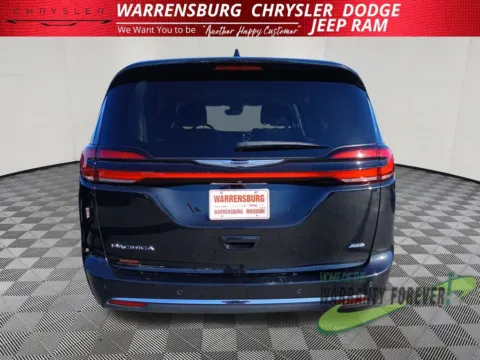More photos of 2021 Chrysler Pacifica Touring L at Warrensburg Chrysler Dodge Jeep Ram Fiat, MO