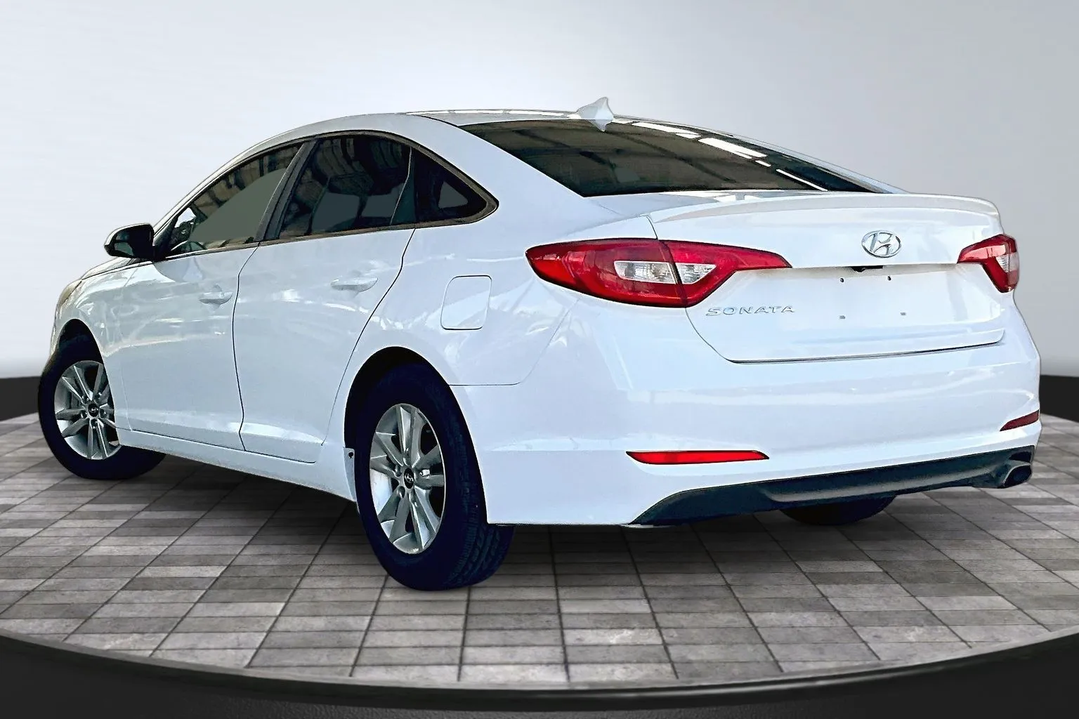 Hyundai Sonata photo 4