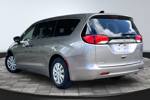 More photos of 2018 Chrysler Pacifica L at M&J Auto Sales and Service, FL