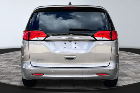 More photos of 2018 Chrysler Pacifica L at M&J Auto Sales and Service, FL