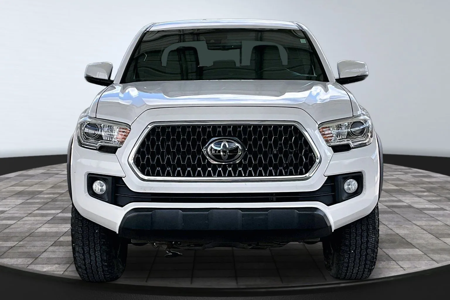 Toyota Tacoma photo 2