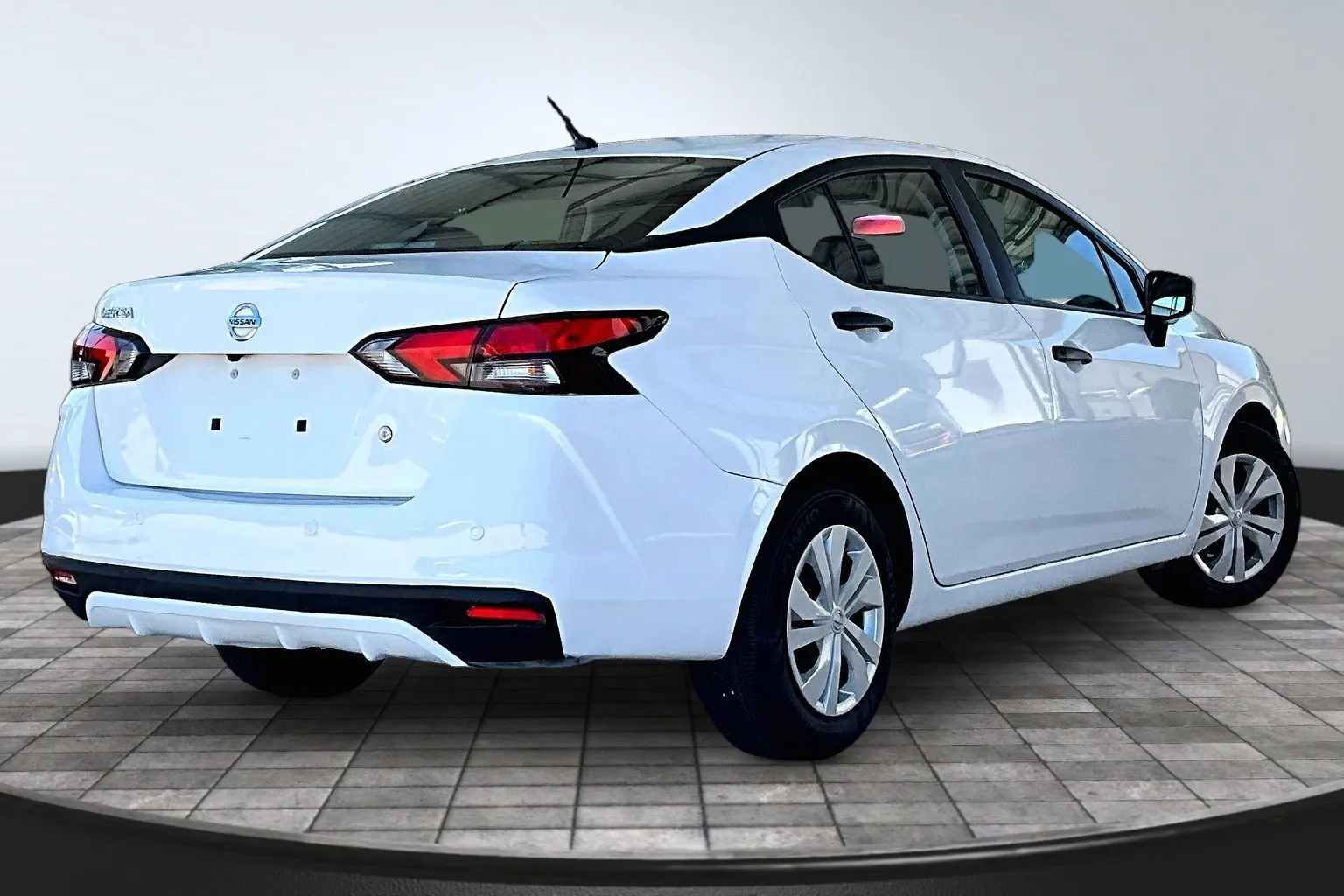 Nissan Versa photo 6