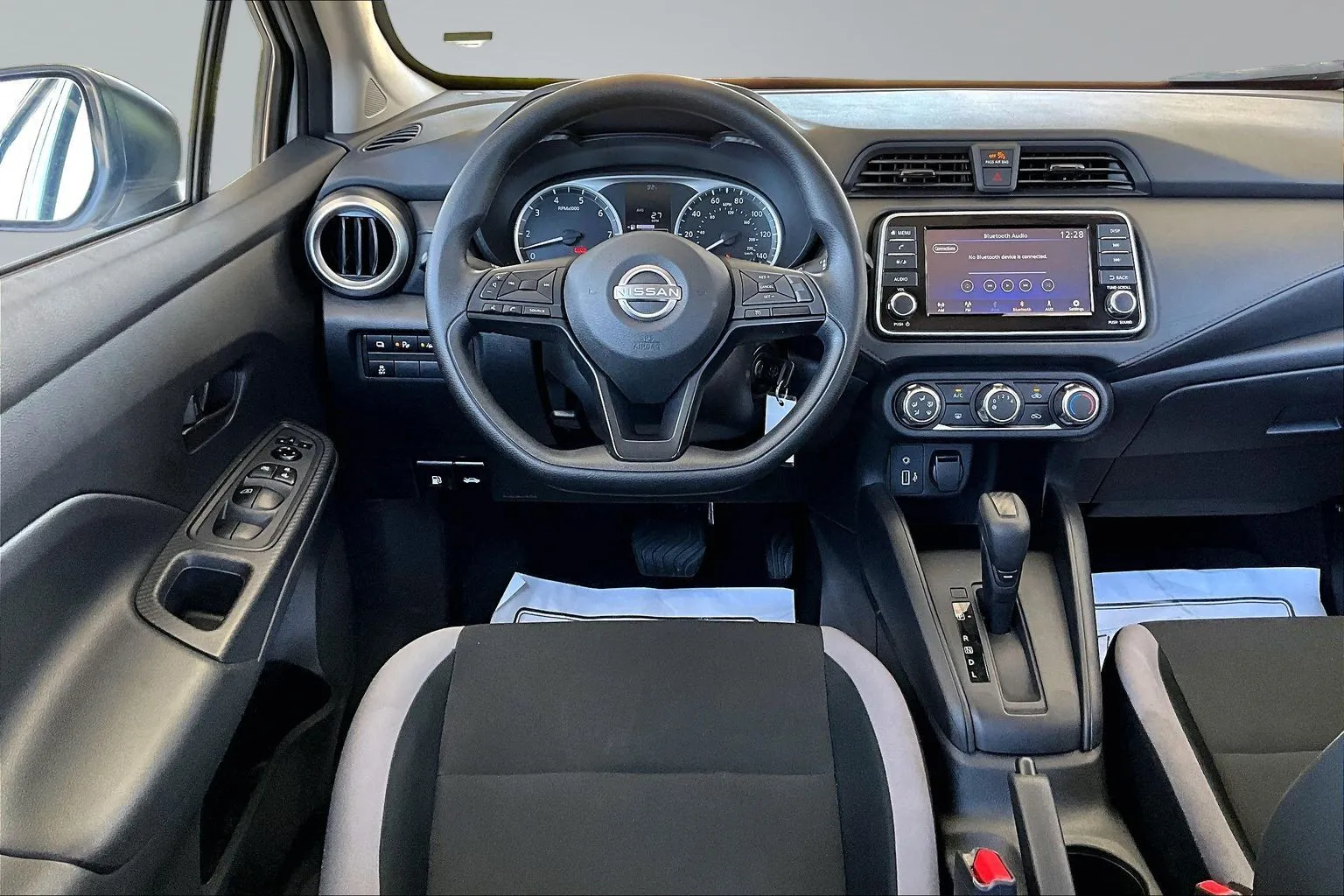 Nissan Versa photo 8