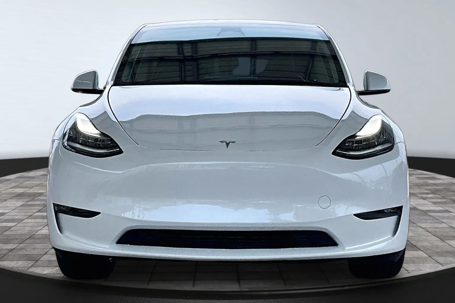 Tesla Model Y photo 2