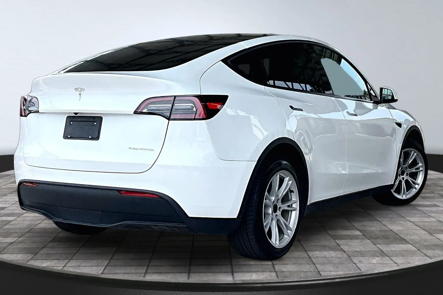 Tesla Model Y photo 6